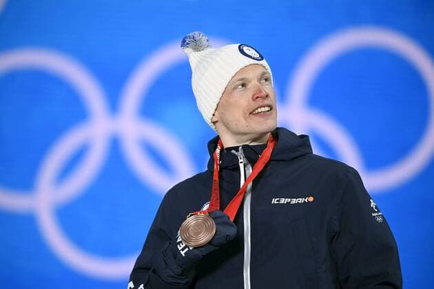 Iivo Niskanen of Finland celebrates on the podium with his bronze medal in the victory ceremony of the men s cross-country skiing 15km +15km skiathlon at the Beijing Winter Olympic Games, Olympische Spiele, Olympia, OS in Zhangjiakou on February 7, 2022. Zhangjiakou China LKFTJK20220207135729TGXA  Copyright: xMarkkuxUlanderx