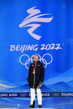 Iivo Niskanen of Finland on the podium with his bronze medal in the victory ceremony of the men s cross-country skiing 15km +15km skiathlon at the Beijing Winter Olympic Games, Olympische Spiele, Olympia, OS in Zhangjiakou on February 7, 2022. Zhangjiakou China LKFTJK20220207135734DBPT  Copyright: xMarkkuxUlanderx