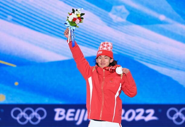 (220207) -- ZHANGJIAKOU, Feb. 7, 2022 -- Su Yiming of China poses for a photo during the awarding ceremony of men s snowboard slopestyle at the Zhangjiakou Medals Plaza of the Winter Olympics in Zhangjiakou, north China s Hebei Province, Feb. 7, 2022. ) (BEIJING2022)CHINA-ZHANGJIAKOU-OLYMPIC Winter games, Winterspiele,Spiele, Summer games SNOWBOARD-SLOPESTYLE-AWARDING CEREMONY (CN) HuxHuhu 