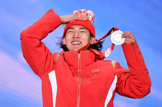 (220207) -- ZHANGJIAKOU, Feb. 7, 2022 -- Su Yiming of China poses for a photo during the awarding ceremony of men s snowboard slopestyle at the Zhangjiakou Medals Plaza of the Winter Olympics in Zhangjiakou, north China s Hebei Province, Feb. 7, 2022. Zhang Hongxiang) (BEIJING2022)CHINA-ZHANGJIAKOU-OLYMPIC Winter games, Winterspiele,Spiele, Summer games SNOWBOARD-SLOPESTYLE-AWARDING CEREMONY (CN) ZHX 