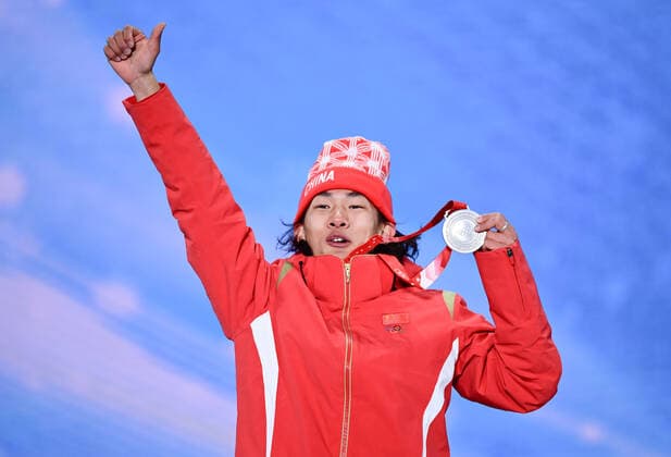 (220207) -- ZHANGJIAKOU, Feb. 7, 2022 -- Su Yiming of China poses for a photo during the awarding ceremony of men s snowboard slopestyle at the Zhangjiakou Medals Plaza of the Winter Olympics in Zhangjiakou, north China s Hebei Province, Feb. 7, 2022. Zhang Hongxiang) (BEIJING2022)CHINA-ZHANGJIAKOU-OLYMPIC Winter games, Winterspiele,Spiele, Summer games SNOWBOARD-SLOPESTYLE-AWARDING CEREMONY (CN) ZHX 