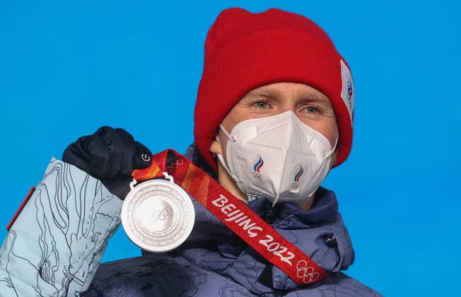ZHANGJIAKOU, CHINA - FEBRUARY 7, 2022: ROC athlete Denis Spitsov celebrates his silver medal during the men s 15km+15km skiathlon victory ceremony at the Medal Plaza as part of the 2022 Winter Olympic Games, Olympische Spiele, Olympia, OS Sergei Bobylev TASS  TS121C7C