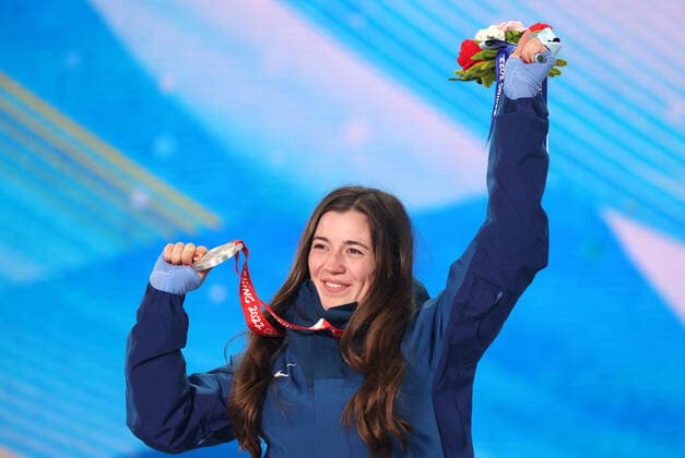 ZHANGJIAKOU, CHINA - FEBRUARY 7, 2022: US athlete Jaelin Kauf celebrates her silver medal during the women s moguls victory ceremony at the Medal Plaza as part of the 2022 Winter Olympic Games, Olympische Spiele, Olympia, OS Sergei Bobylev TASS  TS121C8C
