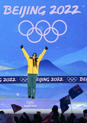 (220207) -- ZHANGJIAKOU, Feb. 7, 2022 -- Gold medalist Jakara Anthony of Australia poses during the awarding ceremony of the freestyle skiing women s moguls competition at the Zhangjiakou Medals Plaza of the Winter Olympics in Zhangjiakou, north China s Hebei Province, Feb. 7, 2022. ) (BEIJING2022)CHINA-ZHANGJIAKOU-OLYMPIC Winter games, Winterspiele,Spiele, Summer games AWARDING CEREMONY (CN) HuxHuhu 