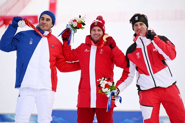 (220207) -- BEIJING, Feb. 7, 2022 -- Beat Feuz of Switzerland (C), Johan Clarey of France (L) and Matthias Mayer of Austria pose for a photo during the awarding ceremony of the Alpine Skiing Men s Downhill at the National Alpine Skiing Centre in Yanqing District, Beijing, capital of China, Feb. 7, 2022. ) (BEIJING2022)CHINA-BEIJING-OLYMPIC Winter games, Winterspiele,Spiele, Summer games ALPINE SKIING-MEN S DOWNHILL (CN) ChenxBin
