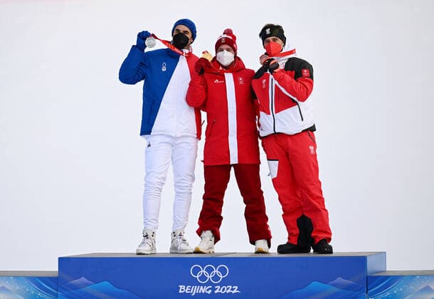 (220207) -- BEIJING, Feb. 7, 2022 -- Beat Feuz of Switzerland (C), Johan Clarey of France (L) and Matthias Mayer of Austria pose for a photo during the awarding ceremony of the Alpine Skiing Men s Downhill at the National Alpine Skiing Centre in Yanqing District, Beijing, capital of China, Feb. 7, 2022. ) (BEIJING2022)CHINA-BEIJING-OLYMPIC Winter games, Winterspiele,Spiele, Summer games ALPINE SKIING-MEN S DOWNHILL (CN) ChenxBin