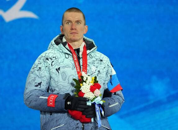 China Olympics 2022 Medal Ceremony 8107234 07.02.2022 Gold medalist Russian Olympic Committee s Alexander Bolshunov poses on the podium during the medal ceremony for the men s cross-country skiathlon 2x15 km event of the Beijing 2022 Winter Olympic Games, Olympische Spiele, Olympia, OS at the Medal Plaza in Zhangjiakou, China. Pavel Bednyakov Sputnik Zhangjiakou China  Copyright: xPavelxBednyakovx
