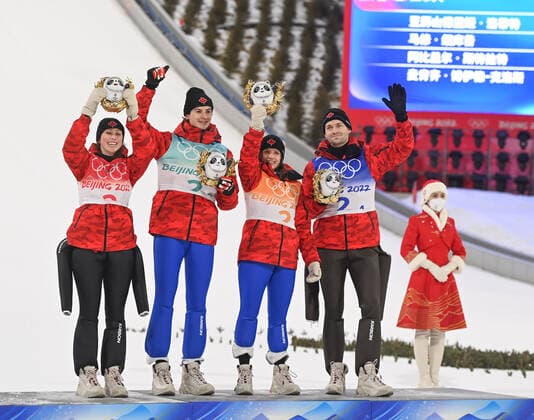 (220207) -- ZHANGJIAKOU, Feb. 7, 2022 -- Bronze medalists of Team Canada celebrate during the flower ceremony of Ski jumping, Skispringen, Ski, nordisch Mixed Team Final Round at the National Ski Jumping Centre in Zhangjiakou, north China s Hebei Province, Feb. 7, 2022. ) (BEIJING2022) CHINA-ZHANGJIAKOU-OLYMPIC Winter games, Winterspiele,Spiele, Summer games SKI JUMPING-MIXED TEAM(CN) JiangxKehong