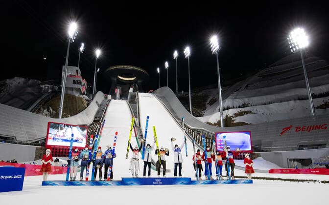 OLYMPICS - Winter Olympic Games, Olympische Spiele, Olympia, OS Beijing 2022 ZHANGJIAKOU,CHINA,07.FEB.22 - OLYMPICS, NORDIC SKIING, Ski jumping, Skispringen, Ski, nordisch - Winter Olympic Games Beijing 2022, normal hill, mixed team event. Image shows the rejoicing of team Russia, team Slovenia and team Canada. GEPAxpictures xMaticxKlansek