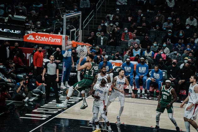 06 02 2022, USA, Los Angeles, crypto com arena, basketball men, NBA season 2021 2022, Los Angeles Clippers Milwaukee Bucks Giannis Antetokounmpo Bucks, li , Dunk