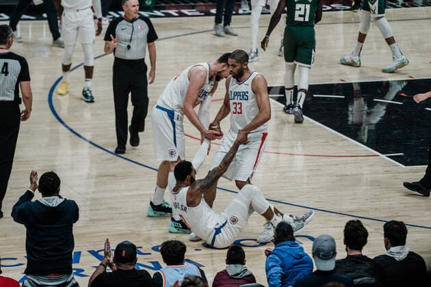 06 02 2022, USA, Los Angeles, crypto com arena, basketball men, NBA season 2021 2022, Los Angeles Clippers Milwaukee Bucks Ivica Zubac li Marcus Morris Sr mi Nicolas Batum re