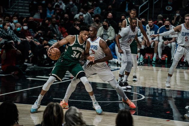 06 02 2022, USA, Los Angeles, crypto com arena, basketball men, NBA season 2021 2022, Los Angeles Clippers Milwaukee Bucks Giannis Antetokounmpo Bucks, li vs Serge Ibaka Clippers, re