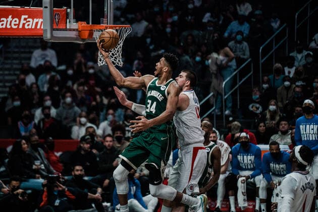 06 02 2022, USA, Los Angeles, crypto com arena, mens basketball, 2021 2022 NBA season, Los Angeles Clippers Milwaukee Bucks Giannis Antetokounmpo Bucks, mi vs ivica zubac Clippers, re