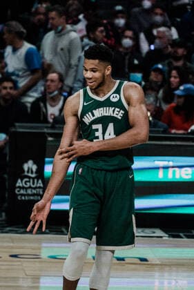 06 02 2022, USA, los angeles, crypto com arena, basketball men, nba season 2021 2022, los angeles clippers milwaukee bucks giannis antetokounmpo, cheers