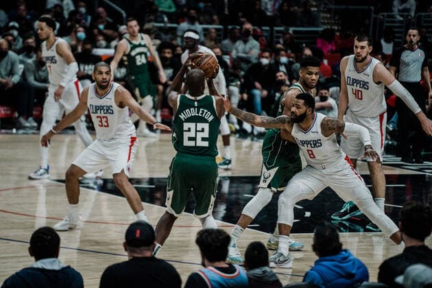 06 02 2022, USA, los angeles, crypto com arena, basketball men, nba season 2021 2022, los angeles clippers milwaukee bucks khris middleton bucks, mi , threesomes