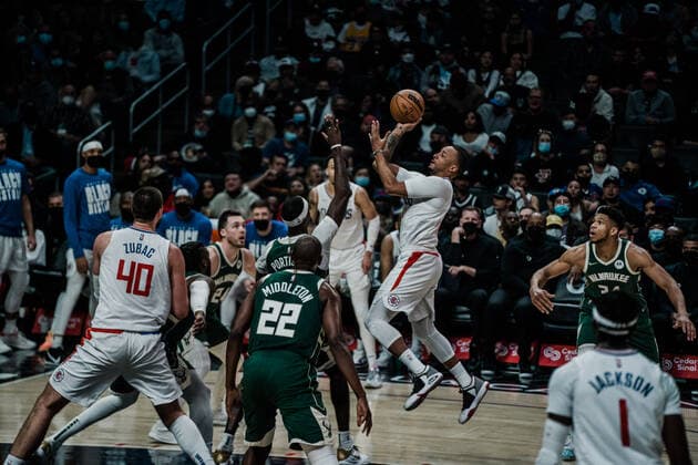 06 02 2022, USA, Los Angeles, crypto com arena, mens basketball, 2021 2022 NBA season, Los Angeles Clippers Milwaukee Bucks Norman Powell Clippers, mi vs Bobby Portis Bucks, mi
