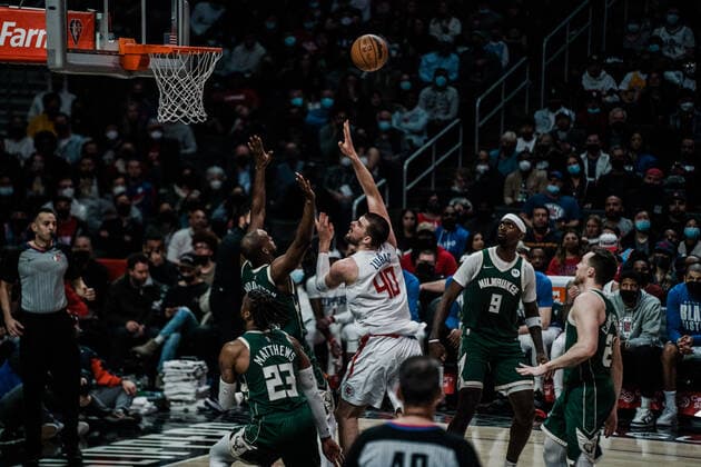 06 02 2022, USA, los angeles, crypto com arena, mens basketball, 2021 2022 NBA season, los angeles clippers milwaukee bucks ivica zubac clippers, mi vs khris middleton bucks, re