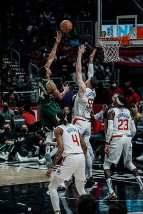 06 02 2022, USA, Los Angeles, crypto com arena, basketball men, NBA season 2021 2022, Los Angeles Clippers Milwaukee Bucks Giannis Antetokounmpo Bucks, li vs Isaiah Hartenstein Clippers, re