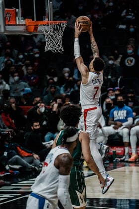 06 02 2022, USA, los angeles, crypto com arena, basketball men, nba season 2021 2022, los angeles clippers milwaukee bucks amir coffey clippers, mi , dunk
