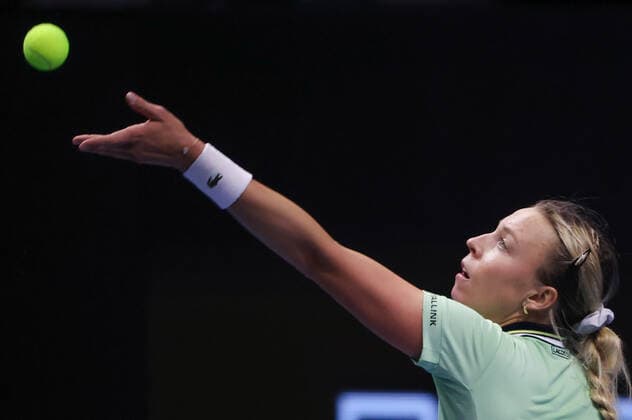 ST PETERSBURG, RUSSIA - FEBRUARY 7, 2022: Estonia s Anett Kontaveit serves in her Round of 32 tennis singles match against Switzerland s Teichmann at the 2022 WTA, Tennis Damen St Petersburg Ladies Trophy at Sibur Arena. Alexander Demianchuk TASS  TS121D1B