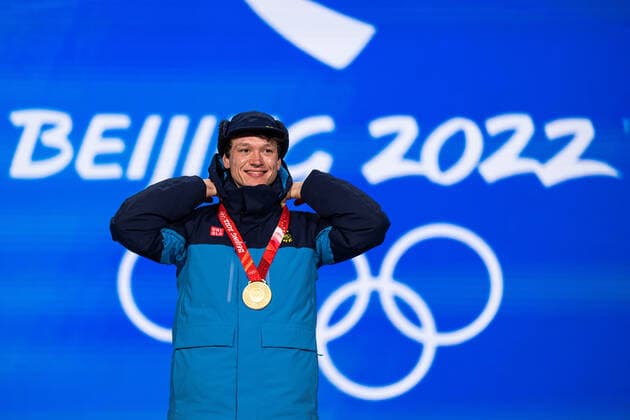 220207 Nils van der Poel of Sweden with the gold medal at the medal ceremony for men s 5000 meter speed skating during day 3 of the 2022 Winter Olympics on February 7, 2022 in Beijing Photo Mathias Bergeld BILDBYRAN kod MB MB0311 olympic games olympics winter olympics os ol olympics winter os olympics peking peking peking 2022 beijing 2022 beijing 2022 olympic games beijing 2022 winter olympic games peking os beijing ol winter ol 3 bbeng medal ceremony medal ceremony sweden sweden jubilation gold os gold,  Copyright: MATHIASxBERGELD BB220207MB131