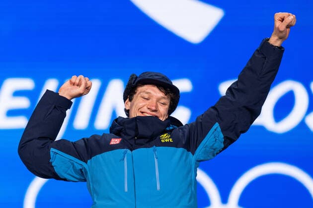 220207 Nils van der Poel of Sweden celebrates his gold medal on the podium the at the medal ceremony for men s 5000 meter speed skating during day 3 of the 2022 Winter Olympics on February 7, 2022 in Beijing Photo Mathias Bergeld BILDBYRAN kod MB MB0311 olympic games olympics winter olympics os ol olympic games winter os olympic games peking peking 2022 beijing 2022 beijing 2022 olympic games beijing 2022 winter olympic games peking os beijing ol winter ol 3 bbeng medal ceremony medal ceremony sweden sweden jubilee gold os gold,  Copyright: MATHIASxBERGELD BB220207MB134
