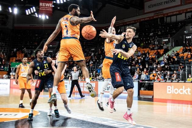 Michal Michalak Ewe Baskets Oldenburg, 20 , Thomas Klepeisz Ratiopharm Ulm 22 , Sindarius Thornwell Ratiopharm Ulm 07 GER, Ratiopharm Ulm vs EWE Baskets Oldenburg, easycredit 1 Bundesliga Basketball, 20 matchday, season 2021 22, 07 02 2022 Ratiopharm Ulm vs EWE Baskets Oldenburg, 1 Basketball Bundesliga Neu Ulm Copyright: xEibner-Pressefoto RogerxBuerkex EP_EER