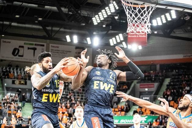 Cameron Clark Ewe Baskets Oldenburg, 15 , Tai Odiase Ewe Baskets Oldenburg, 21 GER, Ratiopharm Ulm vs EWE Baskets Oldenburg, easycredit 1 Bundesliga Basketball, 20 matchday, season 2021 22, 07 02 2022 Ratiopharm Ulm vs EWE Baskets Oldenburg, 1 Basketball Bundesliga New Ulm. Copyright: xEibner-Pressefoto RogerxBuerkex EP_EER