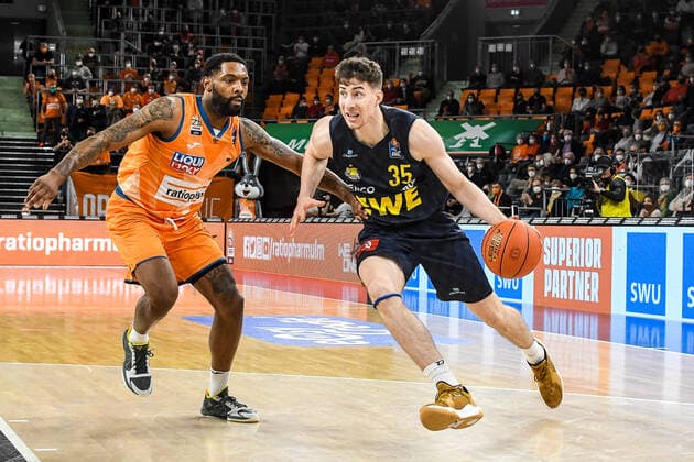 GER, BBL, ratiopharm ulm vs EWE Baskets Oldenburg 07 02 2022, ratiopharm arena, Neu Ulm, GER, BBL, ratiopharm ulm vs EWE Baskets Oldenburg, pictured Sindarius Thornwell Ulm, 7 , Alen Pjanic Oldenburg, 35 nordphotoxGmbHx xHafner nph00200