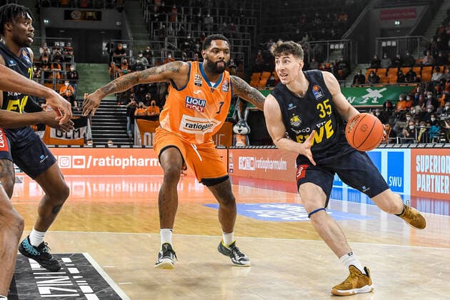 GER, BBL, ratiopharm ulm vs EWE Baskets Oldenburg 07 02 2022, ratiopharm arena, Neu Ulm, GER, BBL, ratiopharm ulm vs EWE Baskets Oldenburg, pictured Sindarius Thornwell Ulm, 7 , Alen Pjanic Oldenburg, 35 nordphotoxGmbHx xHafner nph00200
