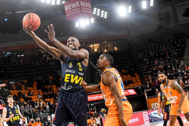 GER, BBL, ratiopharm ulm vs EWE Baskets Oldenburg 07 02 2022, ratiopharm arena, Neu Ulm, GER, BBL, ratiopharm ulm vs EWE Baskets Oldenburg, in picture Rickey Paulding Oldenburg, 23 puts through against Semaj Christon Ulm, 0 nordphotoxGmbHx xHafner nph00200