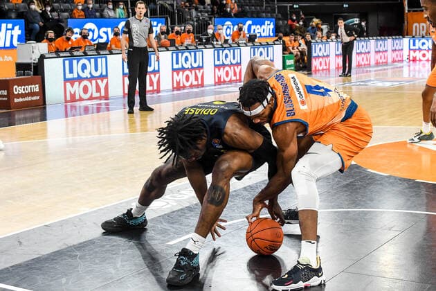 GER, BBL, ratiopharm ulm vs EWE Baskets Oldenburg 07 02 2022, ratiopharm arena, Neu Ulm, GER, BBL, ratiopharm ulm vs EWE Baskets Oldenburg, in picture fight for the ball, Tai Odiase Oldenburg, 21 , Jaron Blossomgame Ulm, 4 nordphotoxGmbHx xHafner nph00200