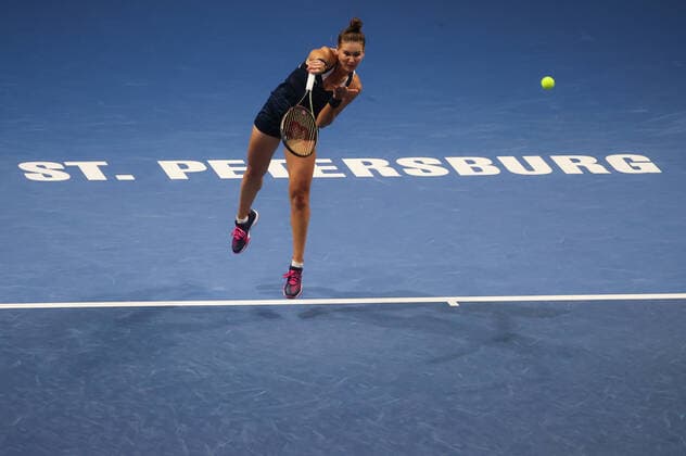 ST PETERSBURG, RUSSIA - FEBRUARY 7, 2022: Russia s Veronika Kudermetova serves in her Round of 32 tennis singles match against Switzerland s Bencic at the 2022 WTA, Tennis Damen St Petersburg Ladies Trophy at Sibur Arena. Alexander Demianchuk TASS  TS121D23