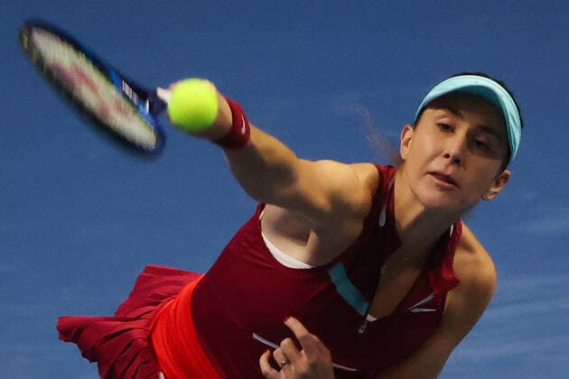 ST PETERSBURG, RUSSIA - FEBRUARY 7, 2022: Switzerland s Belinda Bencic serves in her Round of 32 tennis singles match against Russia s Kudermetova at the 2022 WTA, Tennis Damen St Petersburg Ladies Trophy at Sibur Arena. Alexander Demianchuk TASS  TS121D25