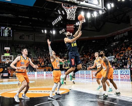Martin Breunig Ewe Baskets Oldenburg, 12 Thomas Klepeisz Ratiopharm Ulm 22 , Philipp Herkenhoff Ratiopharm Ulm 14 , Moritz Krimmer Ratiopharm Ulm 27 , Sindarius Thornwell Ratiopharm Ulm 07 GER, Ratiopharm Ulm vs EWE Baskets Oldenburg, easycredit 1 Bundesliga Basketball, 20 matchday, season 2021 22, 07 02 2022 Ratiopharm Ulm vs EWE Baskets Oldenburg, 1 Basketball Bundesliga Neu Ulm Copyright: xEibner-Pressefoto RogerxBuerkex EP_EER