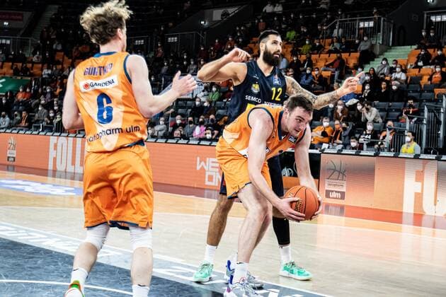 Philipp Herkenhoff Ratiopharm Ulm 14 , Martin Breunig Ewe Baskets Oldenburg, 12 , Per Guenther Ratiopharm Ulm 06 GER, Ratiopharm Ulm vs EWE Baskets Oldenburg, easycredit 1 Bundesliga Basketball, 20 matchday, season 2021 22, 07 02 2022 Ratiopharm Ulm vs EWE Baskets Oldenburg, 1 Basketball Bundesliga Neu Ulm Copyright: xEibner-Pressefoto RogerxBuerkex EP_EER