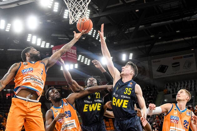 GER, BBL, ratiopharm ulm vs EWE Baskets Oldenburg 07 02 2022, ratiopharm arena, Neu Ulm, GER, BBL, ratiopharm ulm vs EWE Baskets Oldenburg, in picture fight for the ball, Sindarius Thornwell Ulm, 7 , Nat Diallo Ulm, 29 , Tai Odiase Oldenburg, 21 , Alen Pjanic Oldenburg, 35 , Thomas Klepeisz Ulm, 22 nordphotoxGmbHx xHafner nph00200