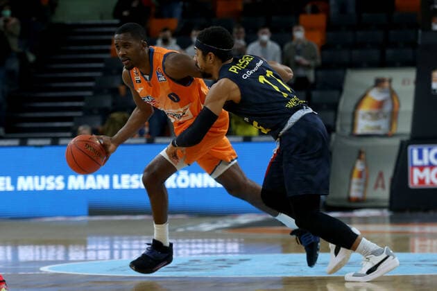 07 02 22, Neu Ulm, Germany, ratiopharm Arena, ratiopharm ulm vs EWE Baskets Oldenburg Basketball Bundesliga, Semaj Christon ratiopharm ulm and Phil Pressey EWE Baskets Oldenburg in duel Photo H Langer Neu Ulm ratiopharm Arena Bayern Germany  541_ULMOLD20220207_013 Langer-541