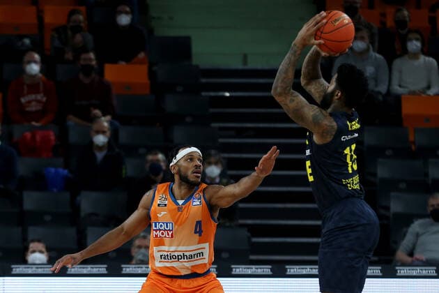07 02 22, Neu Ulm, Germany, ratiopharm Arena, ratiopharm ulm vs EWE Baskets Oldenburg Basketball Bundesliga, Jaron Blossomgame ratiopharm ulm and Cameron Clark EWE Baskets Oldenburg in duel Photo H Langer Neu Ulm ratiopharm Arena Bayern Germany  541_ULMOLD20220207_016 Langer-541