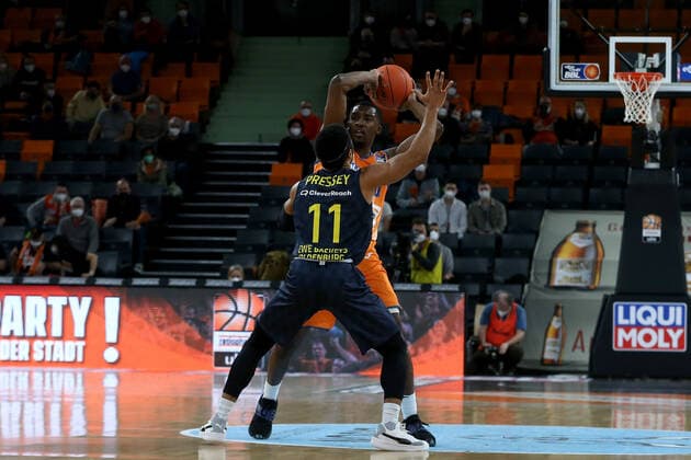07 02 22, Neu Ulm, Germany, ratiopharm Arena, ratiopharm ulm vs EWE Baskets Oldenburg Basketball Bundesliga, Phil Pressey EWE Baskets Oldenburg and Semaj Christon ratiopharm ulm in duel Photo H Langer Neu Ulm ratiopharm Arena Bayern Germany  541_ULMOLD20220207_022 Langer-541