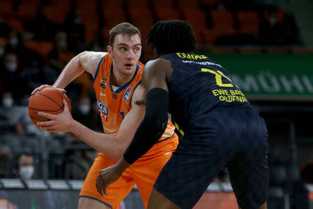 07 02 22, Neu Ulm, Germany, ratiopharm Arena, ratiopharm ulm vs EWE Baskets Oldenburg Basketball Bundesliga, Philipp Herkenhoff ratiopharm ulm and Tai Odiase EWE Baskets Oldenburg in duel Photo H Langer Neu Ulm ratiopharm Arena Bayern Germany  541_ULMOLD20220207_023 Langer-541