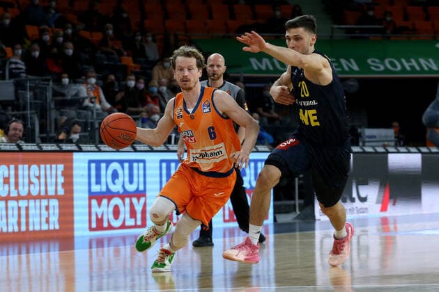 07 02 22, Neu Ulm, Germany, ratiopharm Arena, ratiopharm ulm vs EWE Baskets Oldenburg Basketball Bundesliga, Per Guenther ratiopharm ulm and Michal Michalak EWE Baskets Oldenburg in duel Photo H Langer Neu Ulm ratiopharm Arena Bayern Germany  541_ULMOLD20220207_027 Langer-541