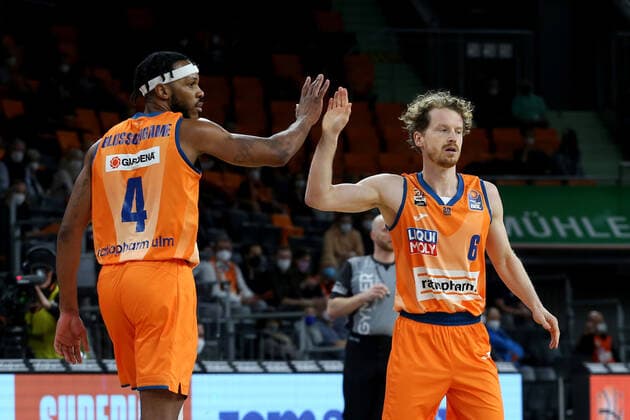 07 02 22, Neu Ulm, Germany, ratiopharm Arena, ratiopharm ulm vs EWE Baskets Oldenburg Basketball Bundesliga, Jaron Blossomgame ratiopharm ulm and Per Guenther ratiopharm ulm gestures, gestures photo H Langer Neu Ulm ratiopharm Arena Bayern Germany  541_ULMOLD20220207_031 Langer-541