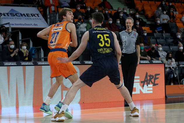 07 02 22, Neu Ulm, Germany, ratiopharm Arena, ratiopharm ulm vs EWE Baskets Oldenburg Basketball Bundesliga, Moritz Krimmer ratiopharm ulm and Alen Pjanic EWE Baskets Oldenburg in duel Photo H Langer Neu Ulm ratiopharm Arena Bayern Germany  541_ULMOLD20220207_032 Langer-541