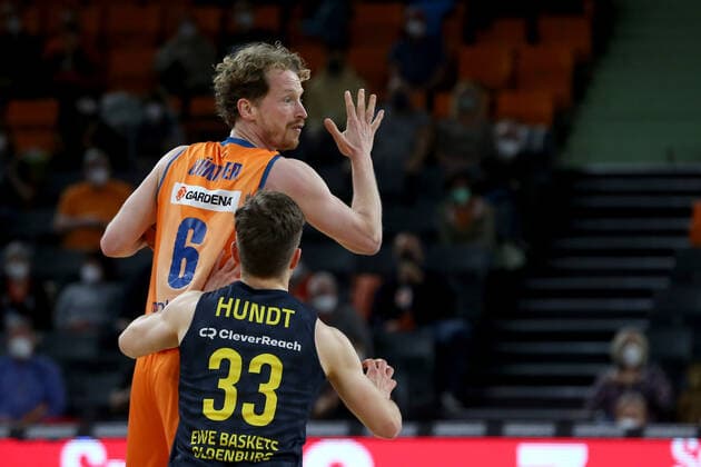 07 02 22, Neu Ulm, Germany, ratiopharm Arena, ratiopharm ulm vs EWE Baskets Oldenburg Basketball Bundesliga, Per Guenther ratiopharm ulm and Bennet Hundt EWE Baskets Oldenburg in duel Photo H Langer Neu Ulm ratiopharm Arena Bayern Germany  541_ULMOLD20220207_036 Langer-541