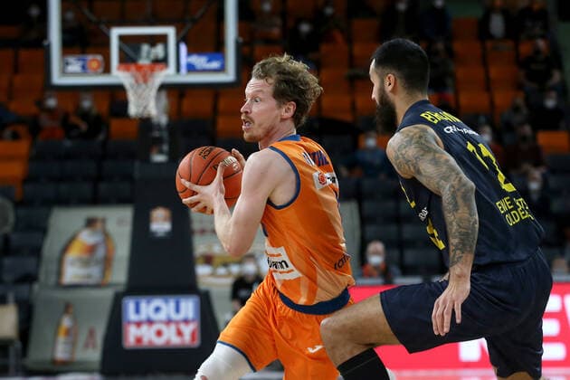 07 02 22, Neu Ulm, Germany, ratiopharm Arena, ratiopharm ulm vs EWE Baskets Oldenburg Basketball Bundesliga, Per Guenther ratiopharm ulm and Martin Breunig EWE Baskets Oldenburg in duel Photo H Langer Neu Ulm ratiopharm Arena Bayern Germany  541_ULMOLD20220207_038 Langer-541