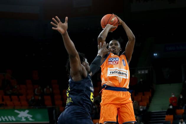 07 02 22, Neu Ulm, Germany, ratiopharm Arena, ratiopharm ulm vs EWE Baskets Oldenburg Basketball Bundesliga, Tai Odiase EWE Baskets Oldenburg and Semaj Christon ratiopharm ulm in duel Photo H Langer Neu Ulm ratiopharm Arena Bayern Germany  541_ULMOLD20220207_040 Langer-541