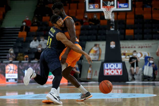 07 02 22, Neu Ulm, Germany, ratiopharm Arena, ratiopharm ulm vs EWE Baskets Oldenburg Basketball Bundesliga, Phil Pressey EWE Baskets Oldenburg and Nat Diallo ratiopharm ulm in duel Photo H Langer Neu Ulm ratiopharm Arena Bayern Germany  541_ULMOLD20220207_041 Langer-541