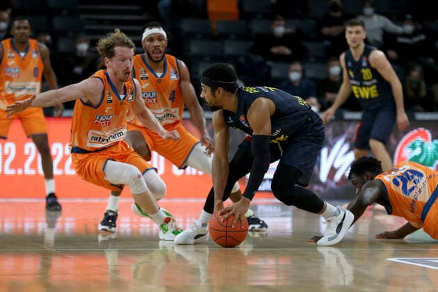 07 02 22, Neu Ulm, Germany, ratiopharm Arena, ratiopharm ulm vs EWE Baskets Oldenburg Basketball Bundesliga, Per Guenther ratiopharm ulm and Phil Pressey EWE Baskets Oldenburg in a duel Photo H Langer Neu Ulm ratiopharm Arena Bayern Germany  541_ULMOLD20220207_042 Langer-541