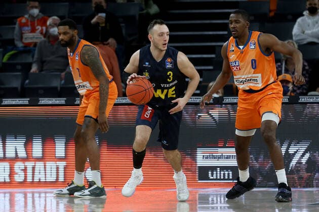 07 02 22, Neu Ulm, Germany, ratiopharm Arena, ratiopharm ulm vs EWE Baskets Oldenburg Basketball Bundesliga, Sindarius Thornwell ratiopharm ulm , Max Heidegger EWE Baskets Oldenburg and Semaj Christon ratiopharm ulm in duel Photo H Langer Neu Ulm ratiopharm Arena Bayern Germany  541_ULMOLD20220207_015 Langer-541